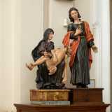 Dirigendoci ora verso l�altare centrale ci colpiscono due statue in legno innalzate su un supporto. � un compianto: un gruppo di figure che richiama il momento della morte di Cristo. Risale al 500 ed � stato ritrovato qualche anno fa nei depositi della chiesa
